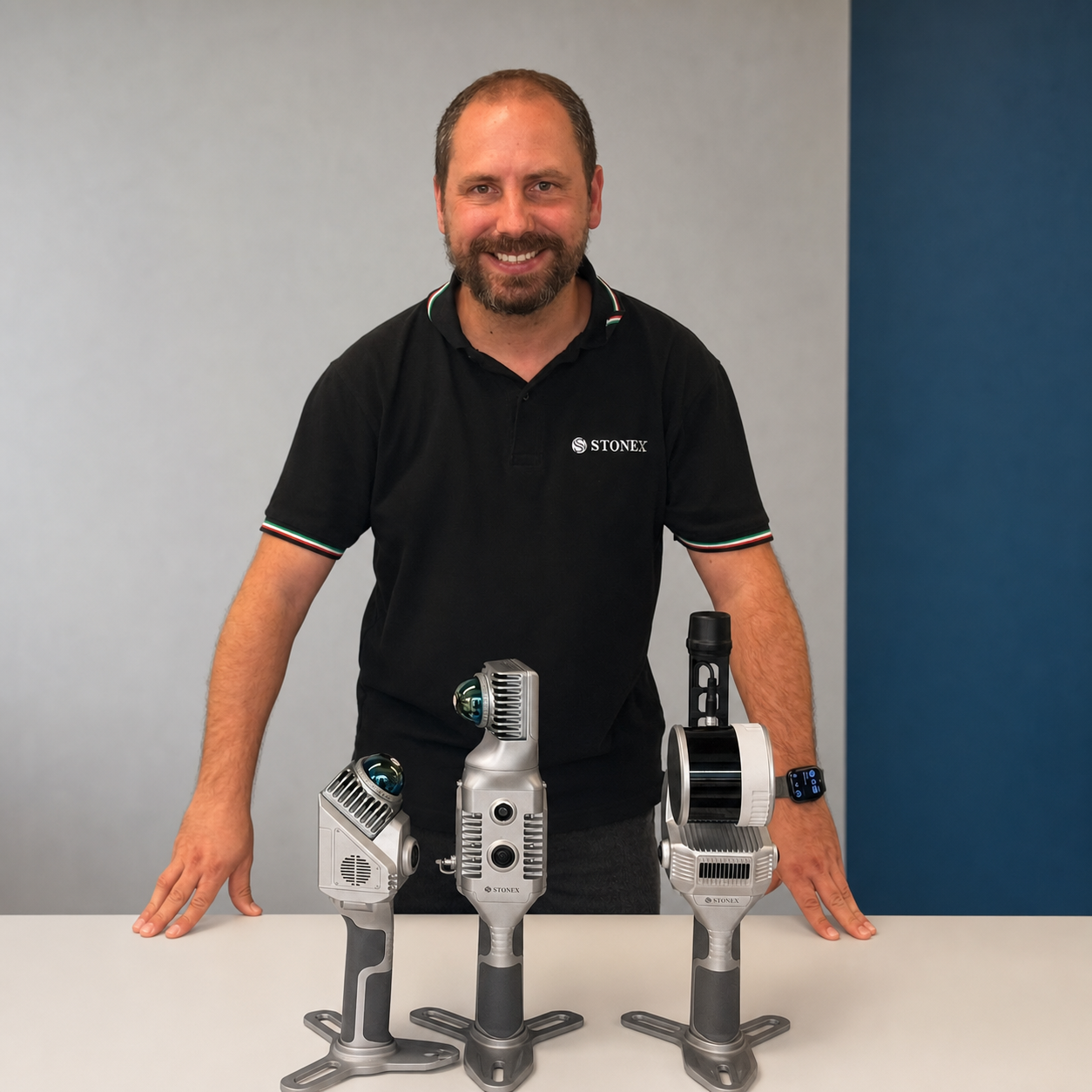 Andrey, especialista en soluciones de topografía, junto a escáneres láser Stonex