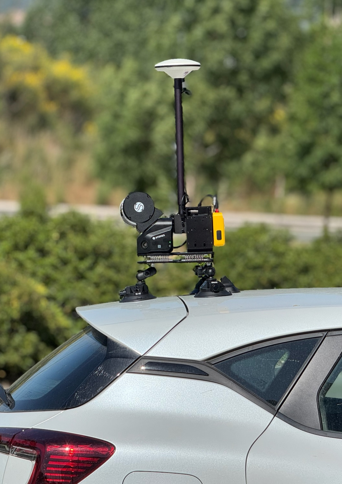 Receptor GNSS Stonex instalado en un vehículo